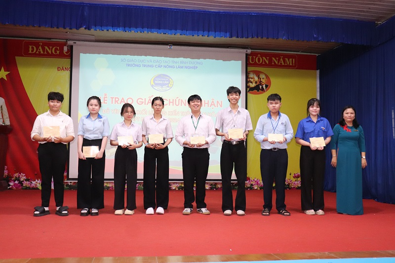 53 học sinh Khóa 40 được cấp giấy chứng nhận hoàn thành chương trình kiến thức văn hóa THPT trong trường nghề